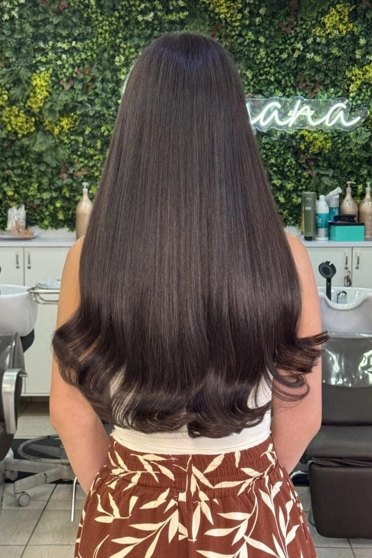 Aplicação de Mega Hair cacheado com acabamento natural