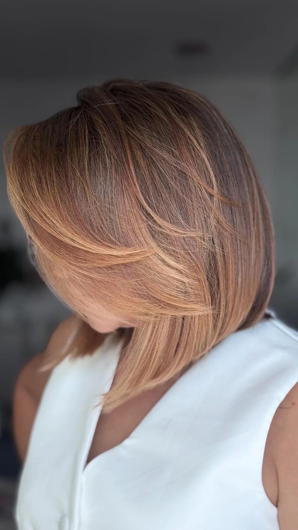 Corte médio em camadas com mechas e movimento, trabalho de John no Romana Hair Studio