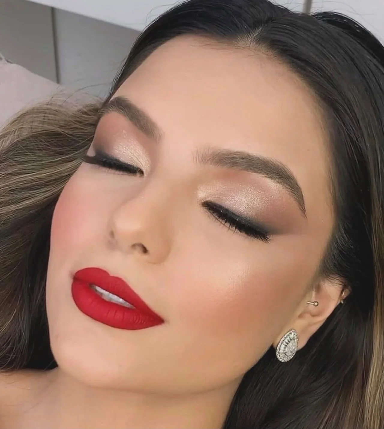Maquiagem de olhos esfumados com batom vermelho, trabalho do Romana Hair Studio