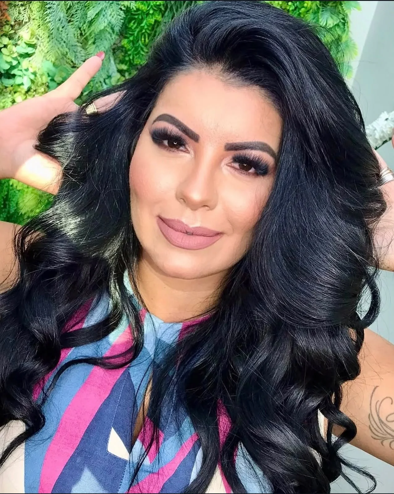 Maquiagem glamourosa com cabelos escuros e batom nude, trabalho do Romana Hair Studio