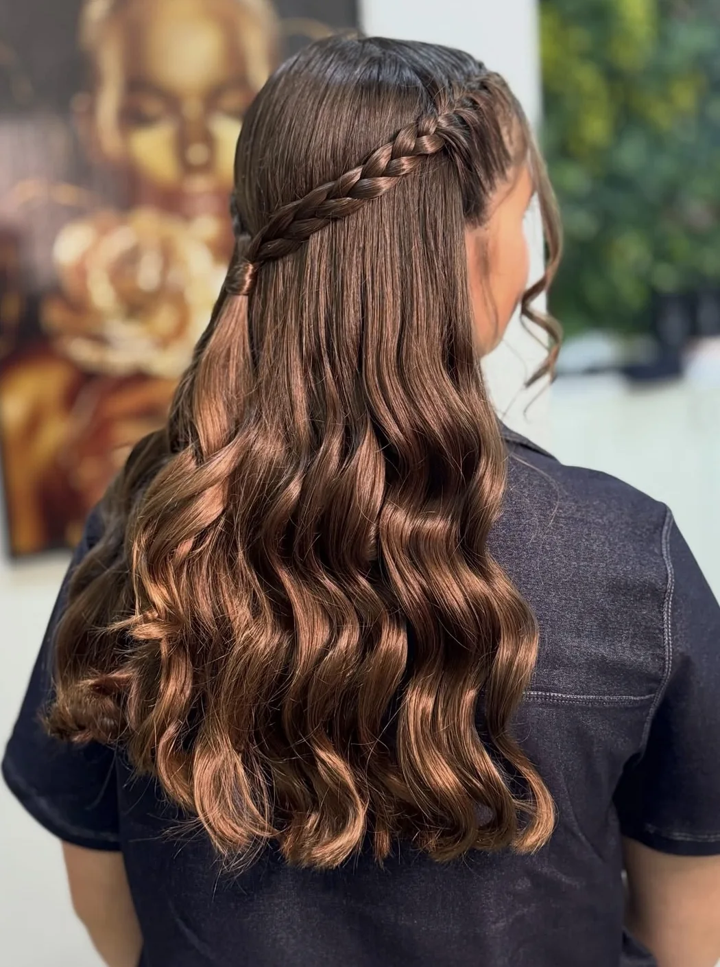 Penteado semipreso com trança e ondas castanhas, trabalho da Rafaela no Romana Hair Studio