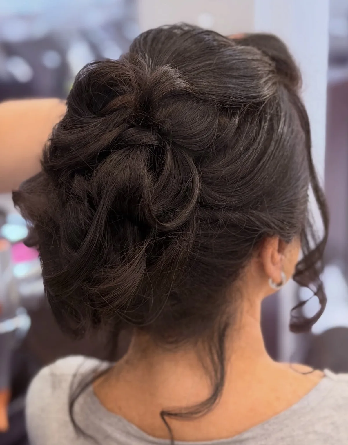 Coque baixo com mechas soltas, trabalho da Rafaela no Romana Hair Studio