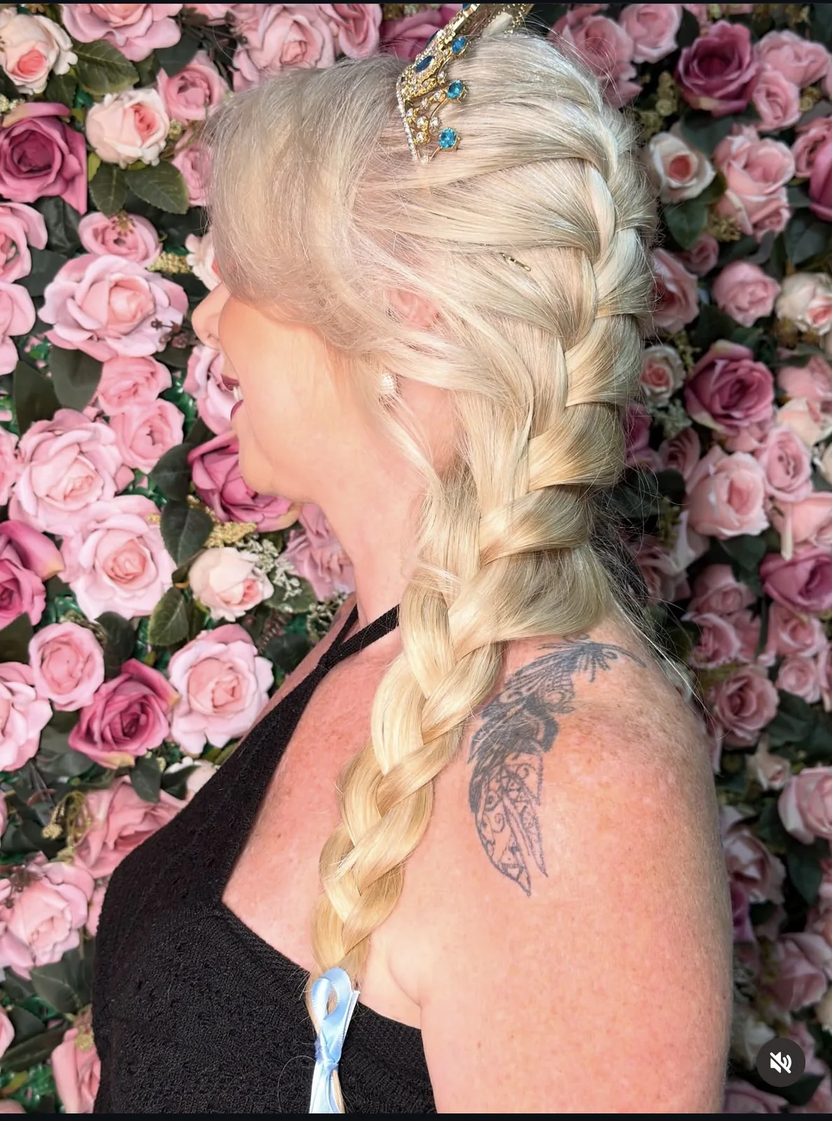 Trança lateral em cabelo loiro, trabalho da Rafaela no Romana Hair Studio