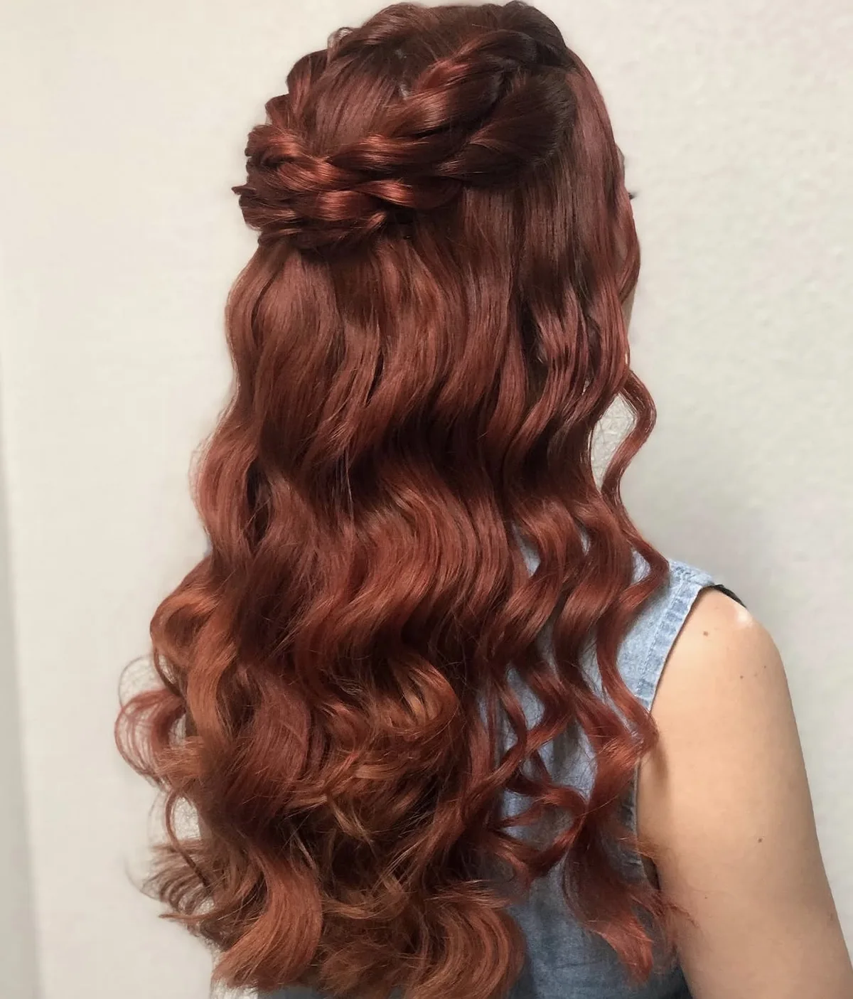 Penteado semipreso acobreado com ondas, trabalho da Rafaela no Romana Hair Studio