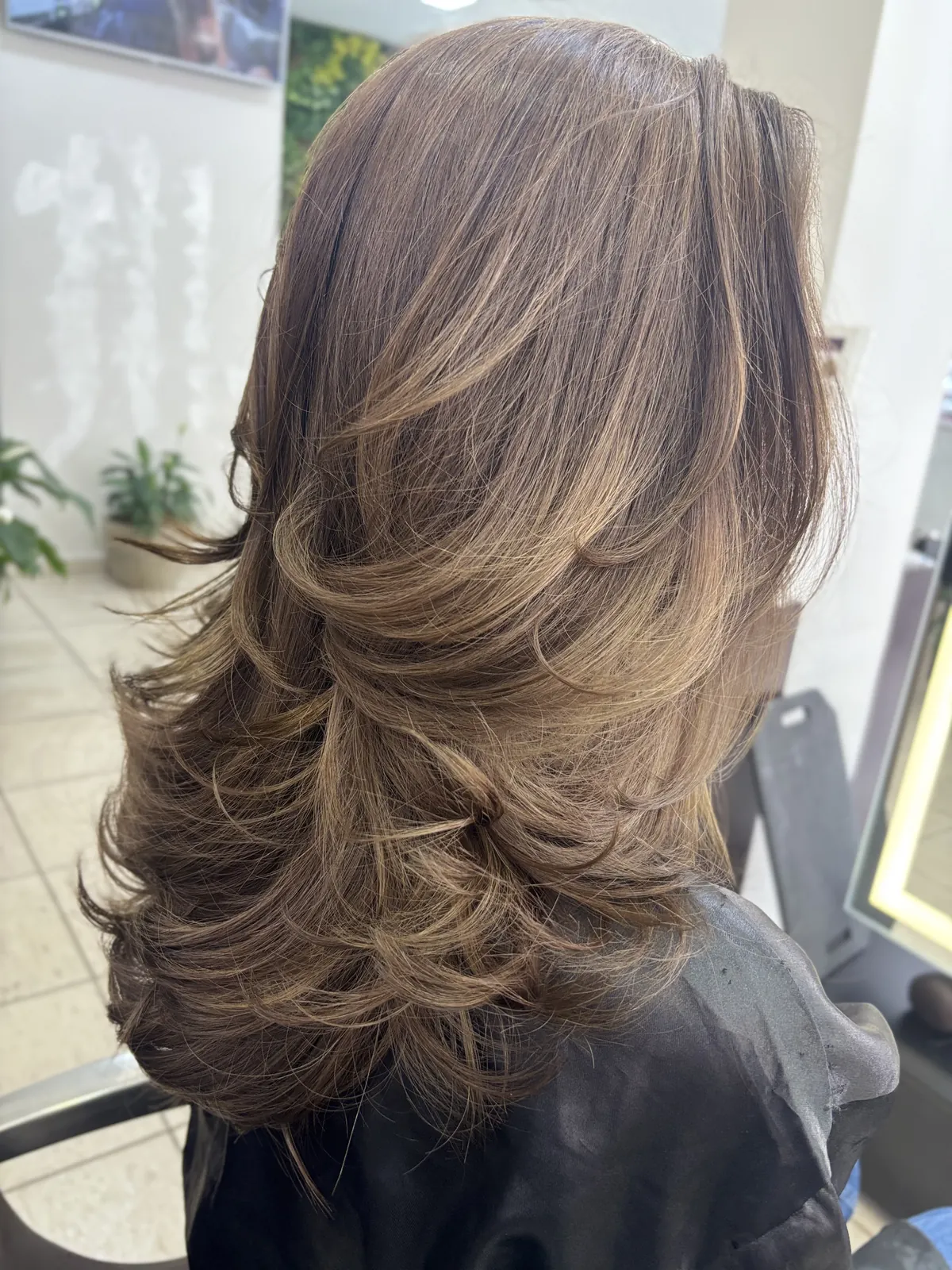 Corte longo castanho em camadas e pontas modeladas, trabalho de Selma no Romana Hair Studio
